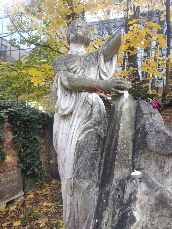 Kobieta ze światłem – ślad&nbsp;listopadowy